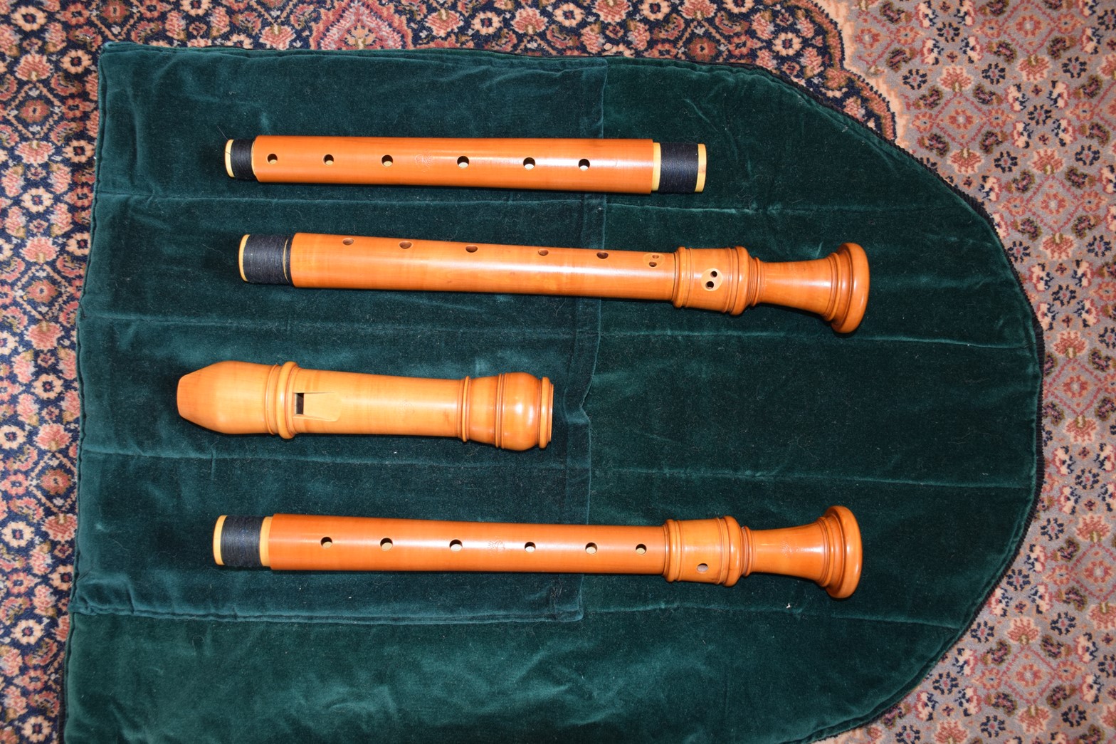 undefinedAlto: Michael Grinter - boxwood, 3 middle joints, 2 food joints, double holes/modern fingering and single holes/orig. fingering. Pitch = 407/415
